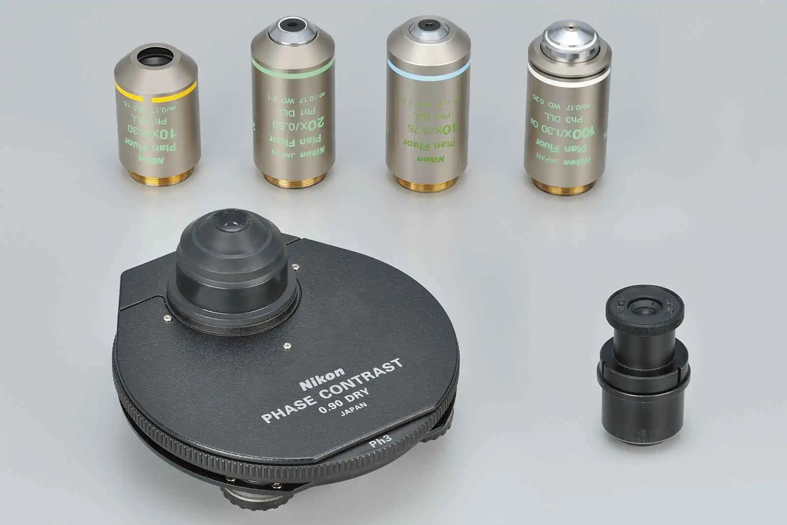 Phase contrast accessories and objective lenses