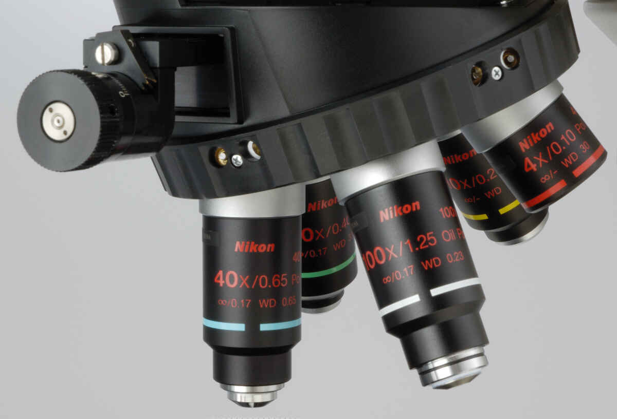 Reversed centering quintuple nosepiece