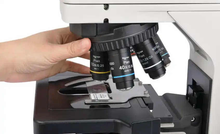 Easy-to-rotate quintuple nosepiece