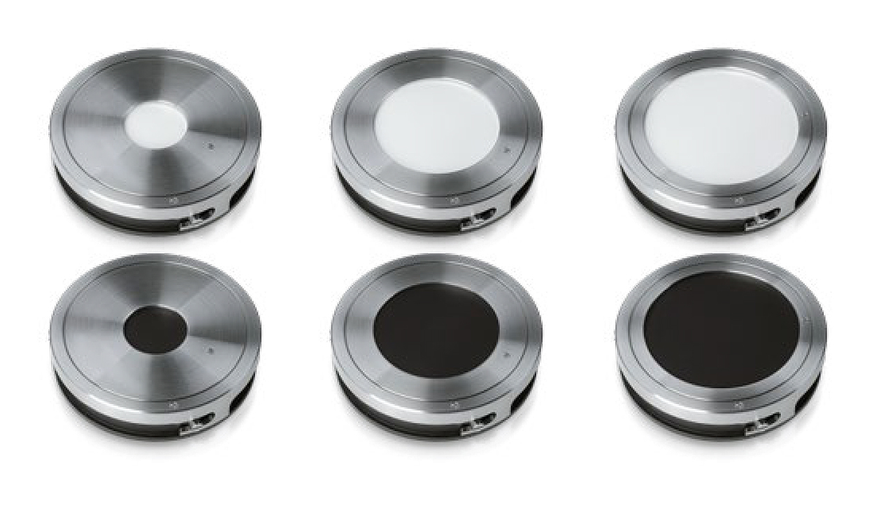 白底和黑底圆形样品架，用于直径为25 mm（左）、47 mm（中）和55 mm（右）的滤膜。