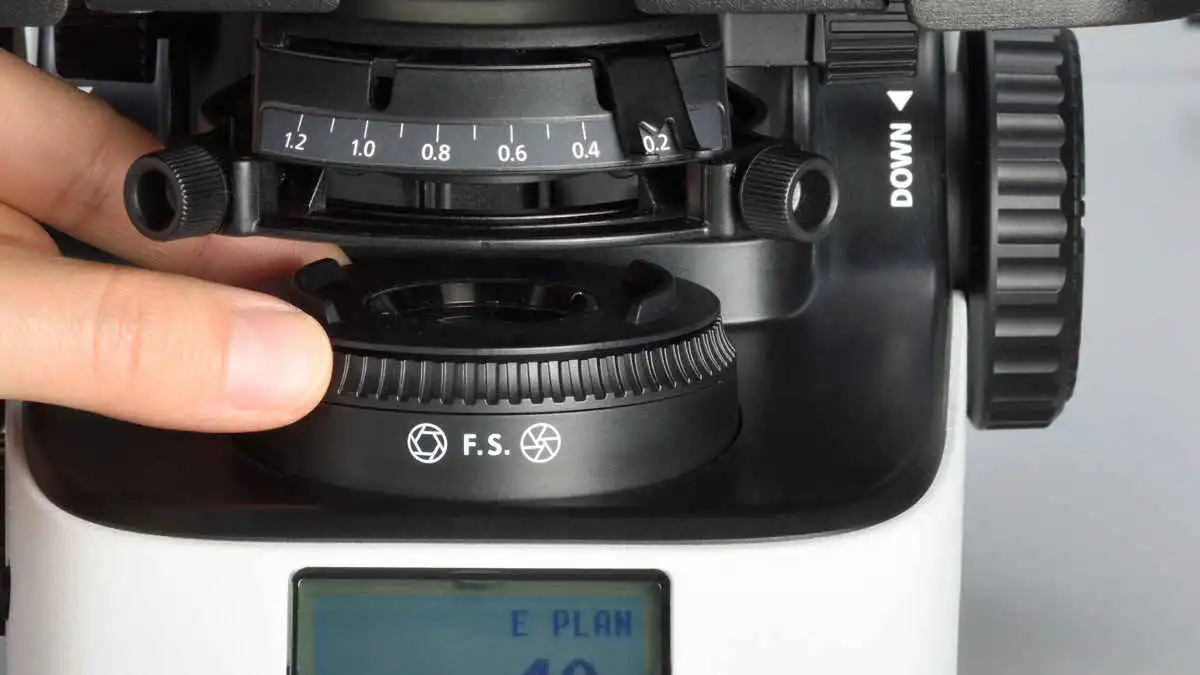 转动视场光阑拨盘，直到照明范围覆盖视场。