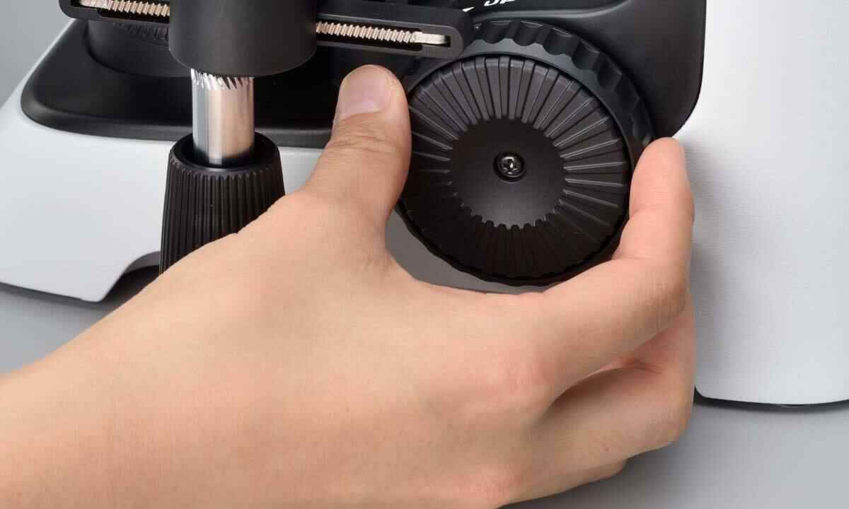 粗/细调焦和载物台移动均可单手操作