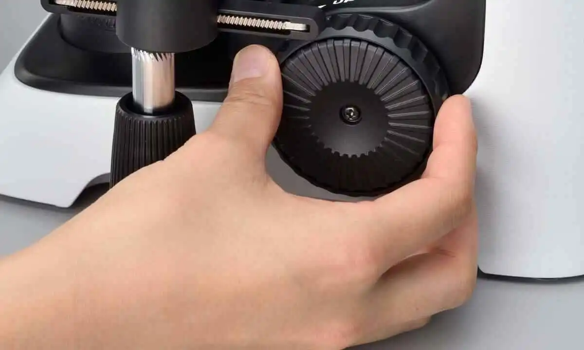 粗/细调焦和载物台移动均可单手操作