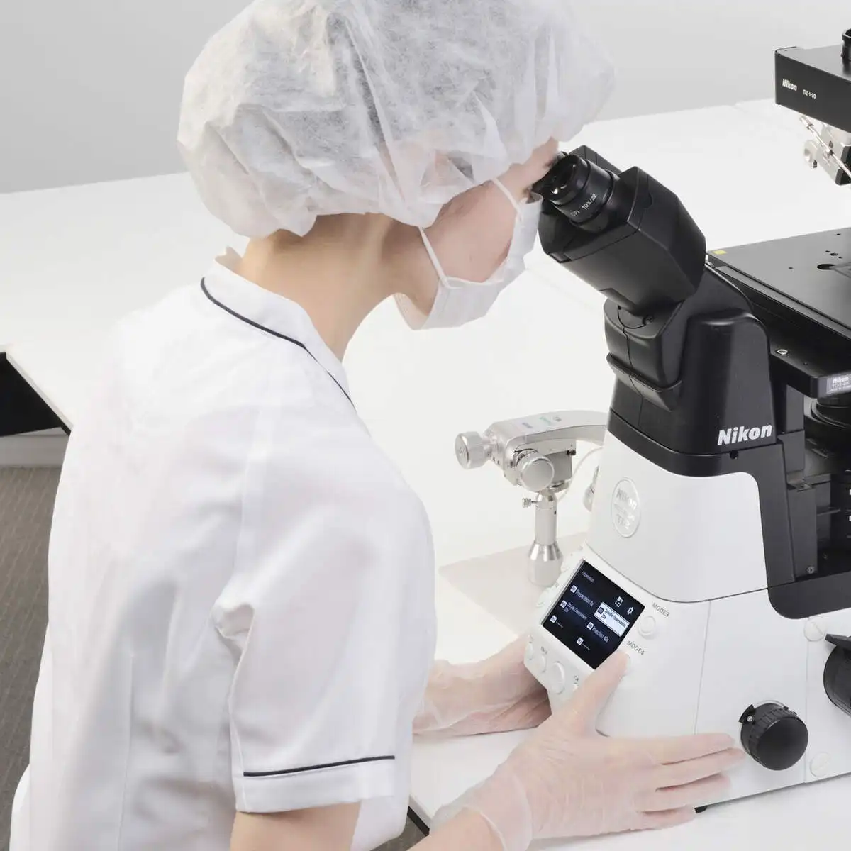 Buttons can be operated while looking through the microscope.